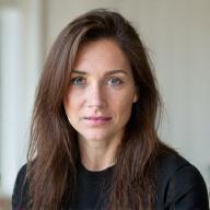 Satu Virtanen, pääsuunnittelija, hymyilee vakuuttavasti.